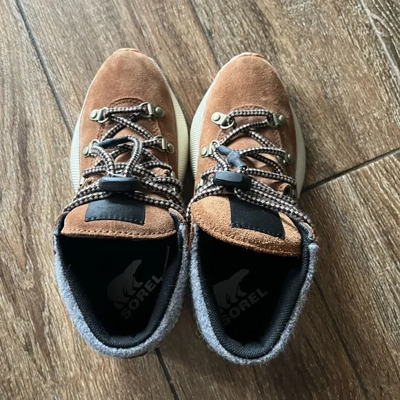 NWOT SOREL Kids Out N About Conquest waterproof boots